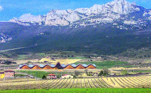 Vista panorámica de la sierra de la discordia desde Laguardia, con la bodega Ysios entre medias. 