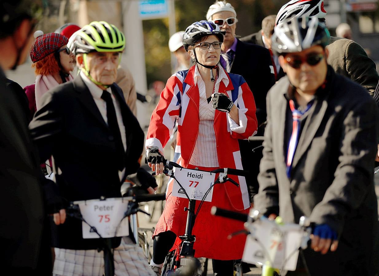 Participar en una competición de bicicletas Brompton es una cuestión de estilo. En el último evento de este tipo, celebrado en Berna, Suiza, los participantes, que cubrieron una distancia de 10 kilómetros, tomaron la salida al estilo Le Mans, es decir, lanzándose a la carrera sobre sus monturas. Pero no lo hicieron vestidos con chirriantes prendas de lycra. Una competición Brompton exige seguir ciertos códigos de vestimenta porque la apariencia es tan importante como ganar.