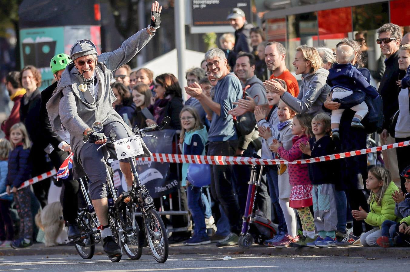 Participar en una competición de bicicletas Brompton es una cuestión de estilo. En el último evento de este tipo, celebrado en Berna, Suiza, los participantes, que cubrieron una distancia de 10 kilómetros, tomaron la salida al estilo Le Mans, es decir, lanzándose a la carrera sobre sus monturas. Pero no lo hicieron vestidos con chirriantes prendas de lycra. Una competición Brompton exige seguir ciertos códigos de vestimenta porque la apariencia es tan importante como ganar.