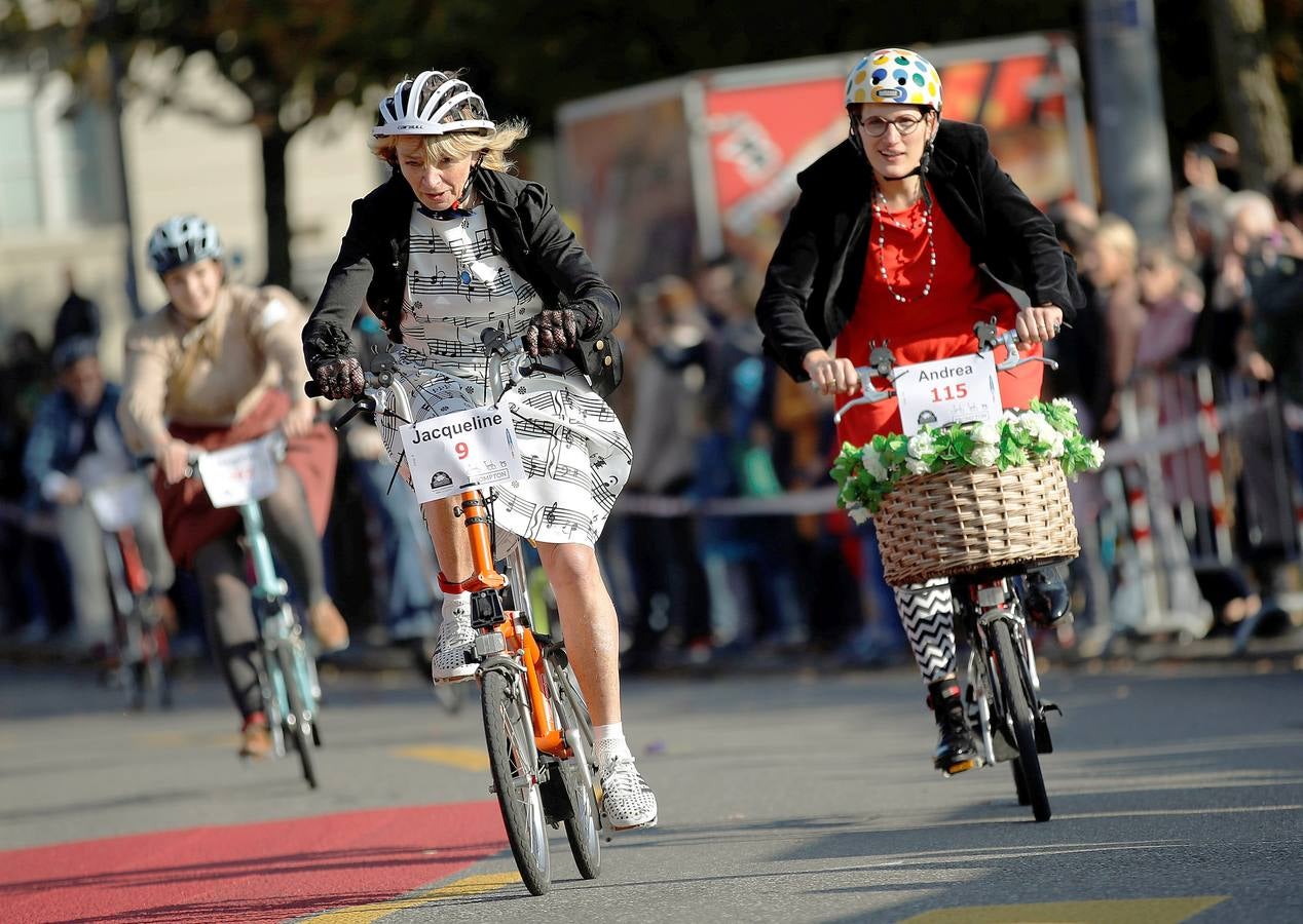 Participar en una competición de bicicletas Brompton es una cuestión de estilo. En el último evento de este tipo, celebrado en Berna, Suiza, los participantes, que cubrieron una distancia de 10 kilómetros, tomaron la salida al estilo Le Mans, es decir, lanzándose a la carrera sobre sus monturas. Pero no lo hicieron vestidos con chirriantes prendas de lycra. Una competición Brompton exige seguir ciertos códigos de vestimenta porque la apariencia es tan importante como ganar.