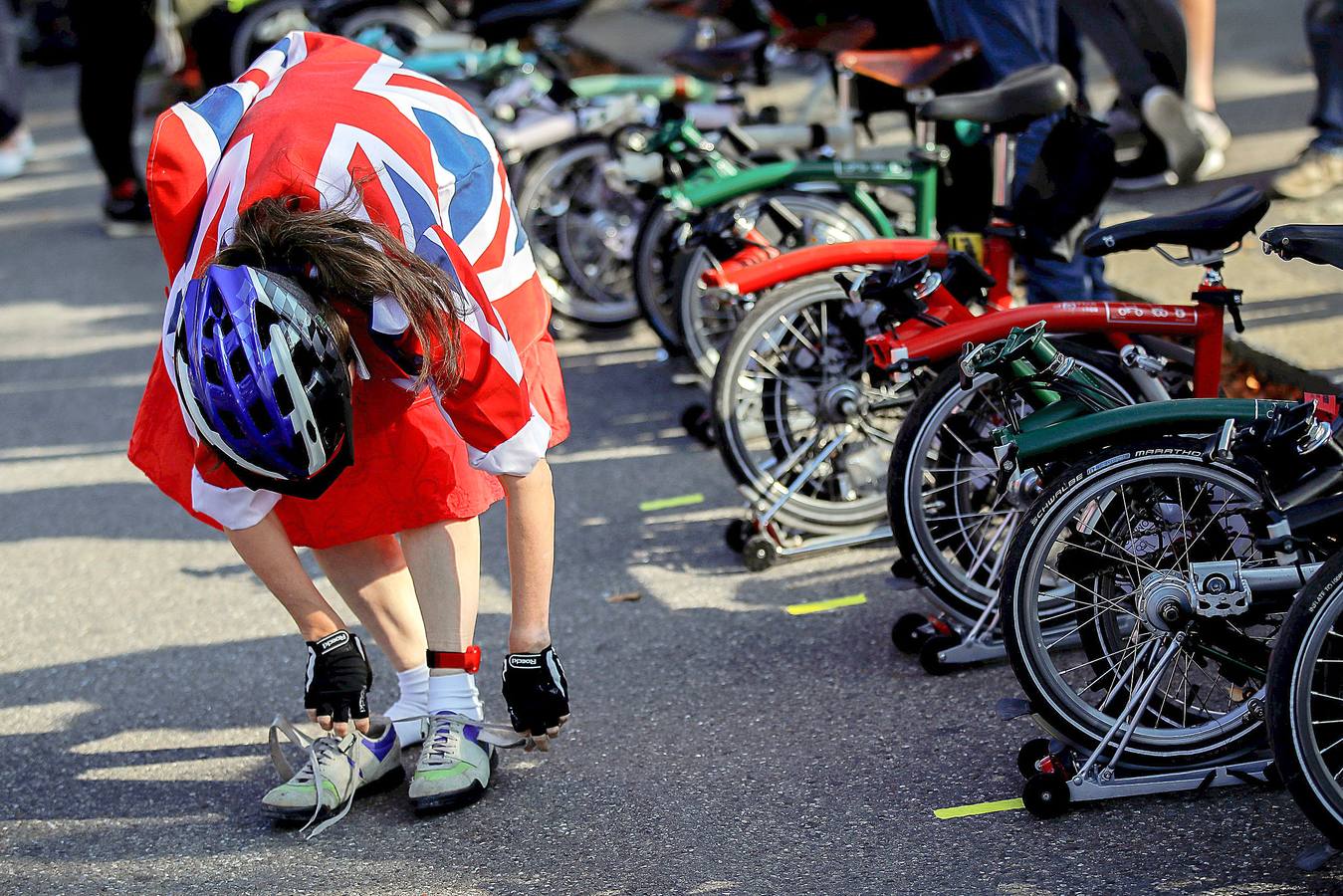 Participar en una competición de bicicletas Brompton es una cuestión de estilo. En el último evento de este tipo, celebrado en Berna, Suiza, los participantes, que cubrieron una distancia de 10 kilómetros, tomaron la salida al estilo Le Mans, es decir, lanzándose a la carrera sobre sus monturas. Pero no lo hicieron vestidos con chirriantes prendas de lycra. Una competición Brompton exige seguir ciertos códigos de vestimenta porque la apariencia es tan importante como ganar.