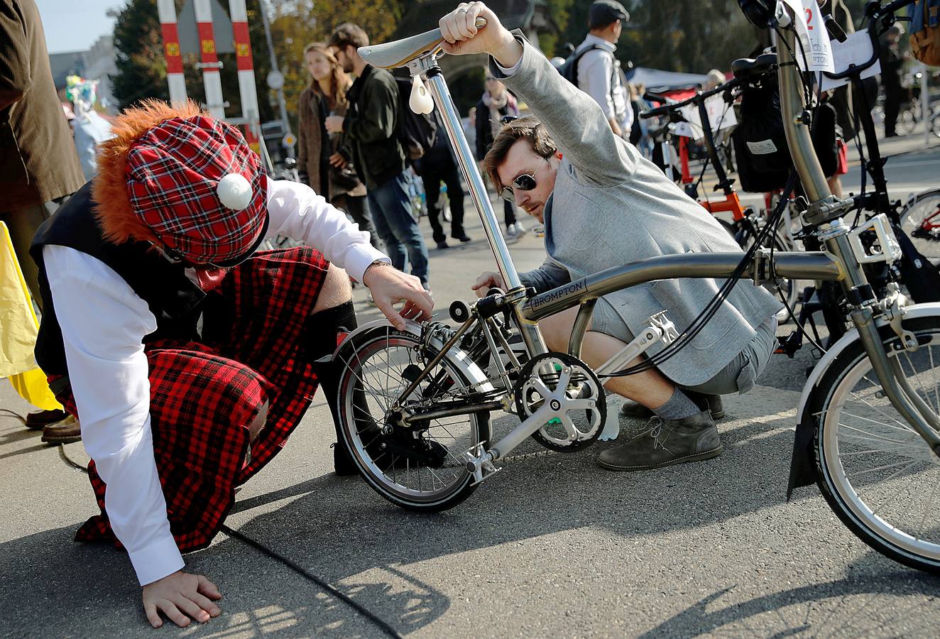 Participar en una competición de bicicletas Brompton es una cuestión de estilo. En el último evento de este tipo, celebrado en Berna, Suiza, los participantes, que cubrieron una distancia de 10 kilómetros, tomaron la salida al estilo Le Mans, es decir, lanzándose a la carrera sobre sus monturas. Pero no lo hicieron vestidos con chirriantes prendas de lycra. Una competición Brompton exige seguir ciertos códigos de vestimenta porque la apariencia es tan importante como ganar.