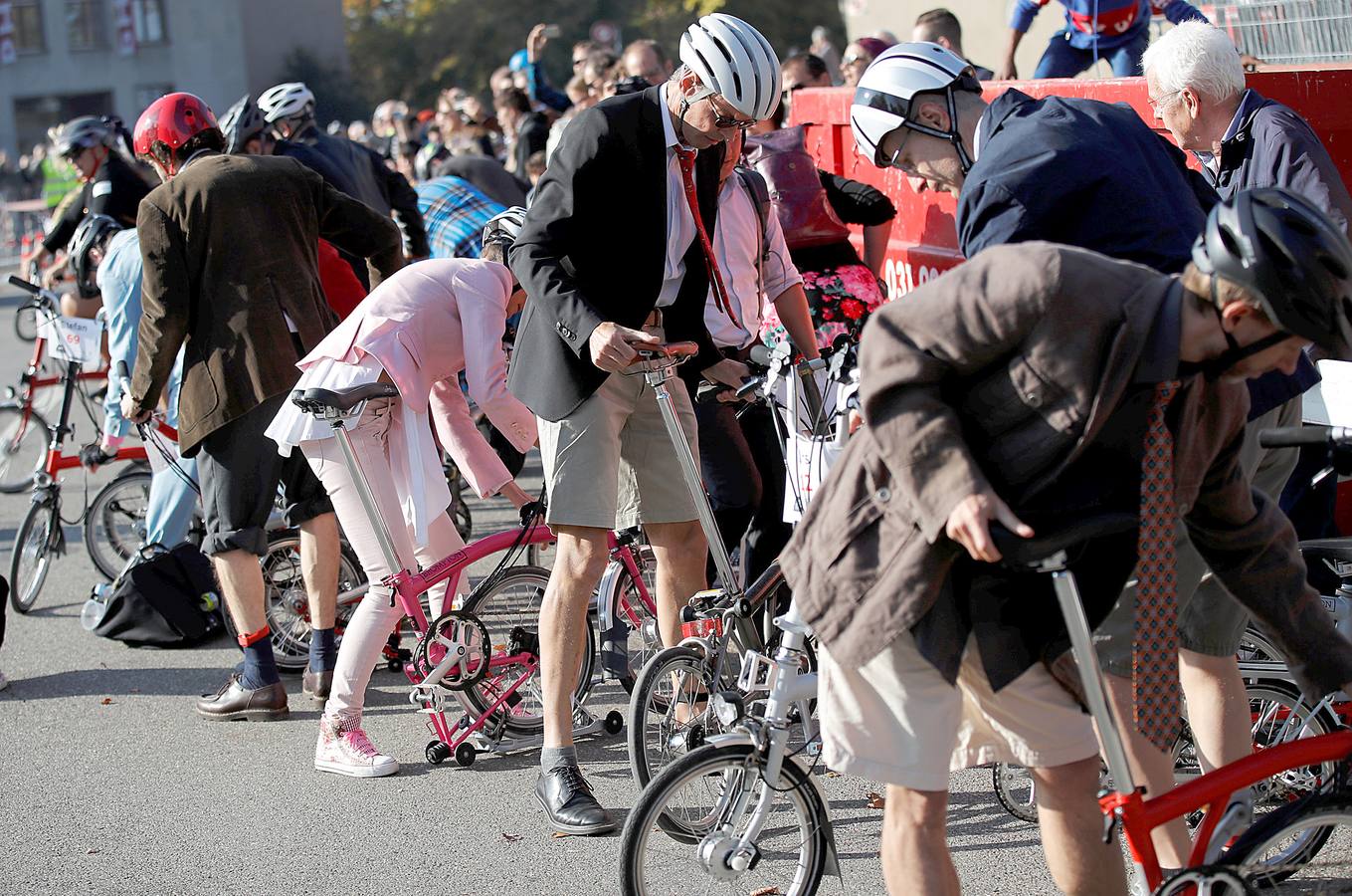 Participar en una competición de bicicletas Brompton es una cuestión de estilo. En el último evento de este tipo, celebrado en Berna, Suiza, los participantes, que cubrieron una distancia de 10 kilómetros, tomaron la salida al estilo Le Mans, es decir, lanzándose a la carrera sobre sus monturas. Pero no lo hicieron vestidos con chirriantes prendas de lycra. Una competición Brompton exige seguir ciertos códigos de vestimenta porque la apariencia es tan importante como ganar.