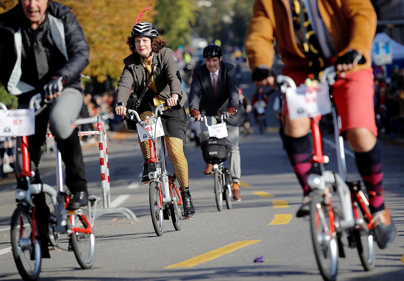 Participar en una competición de bicicletas Brompton es una cuestión de estilo. En el último evento de este tipo, celebrado en Berna, Suiza, los participantes, que cubrieron una distancia de 10 kilómetros, tomaron la salida al estilo Le Mans, es decir, lanzándose a la carrera sobre sus monturas. Pero no lo hicieron vestidos con chirriantes prendas de lycra. Una competición Brompton exige seguir ciertos códigos de vestimenta porque la apariencia es tan importante como ganar.