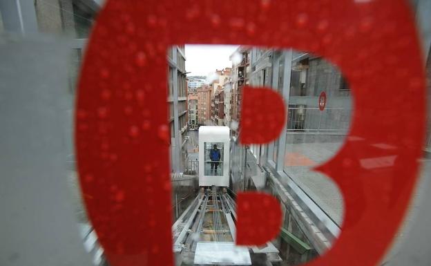 Un bilbaíno utiliza el ascensor de Iturribide, inaugurado en 2015.