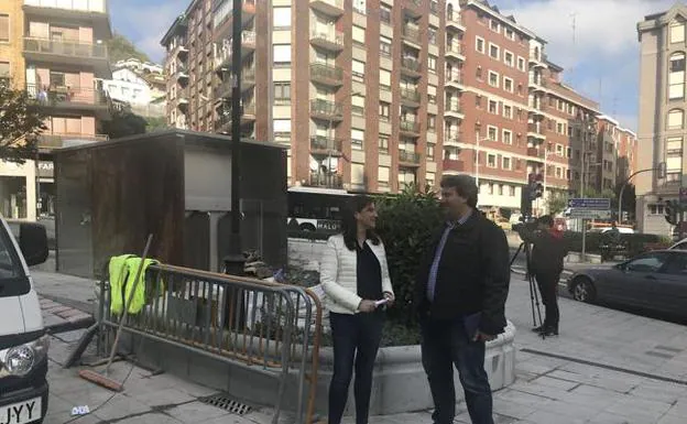 La alcaldesa Aintzane Urkijo y el edil Álvaro Aresti. 