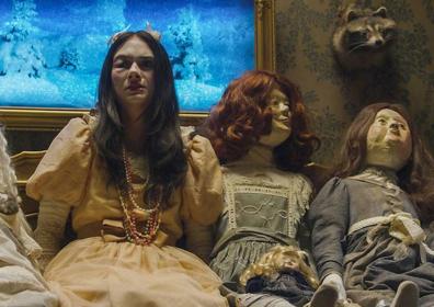 Imagen secundaria 1 - Imágenes de 'Mandy', con un desaforado Nicolas Cage, 'Ghostland', de Pascal Laugier, y 'Nightmare Cinema, protagonizada por Mickey Rourke. '