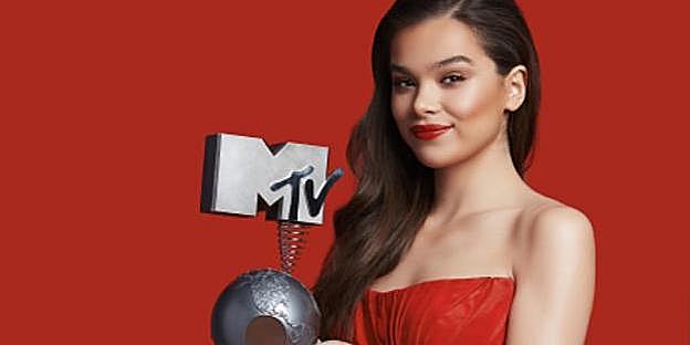 Hailee Steinfeld, presentadora de la gala. 