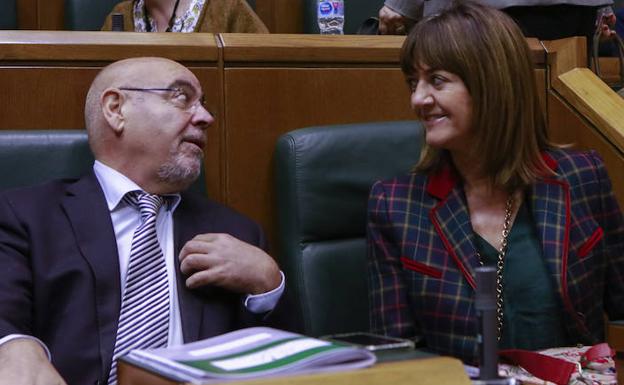 Pastor y Mendia, en el Parlamento vasco. BLANCA SAÉNZ DE CASTILLO