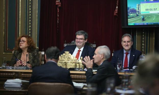 El alcalde, Juan Mari Aburto junto al teniente alcalde, Alfonso Gil y Nekale Alonso.