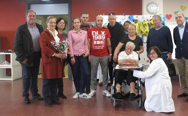 La abuela de Leioa, Rafaela Sanz, celebró su 105 cumpleaños. 