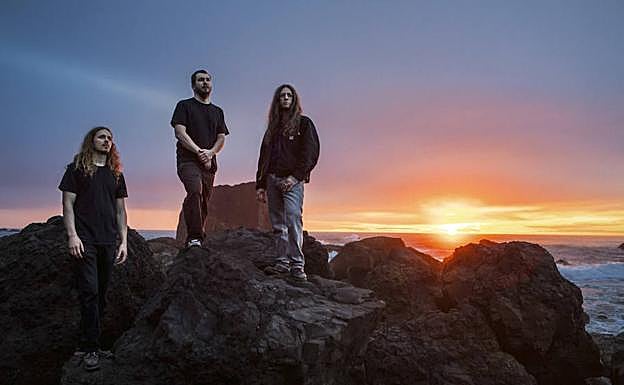 La banda YOB en un acantilado.