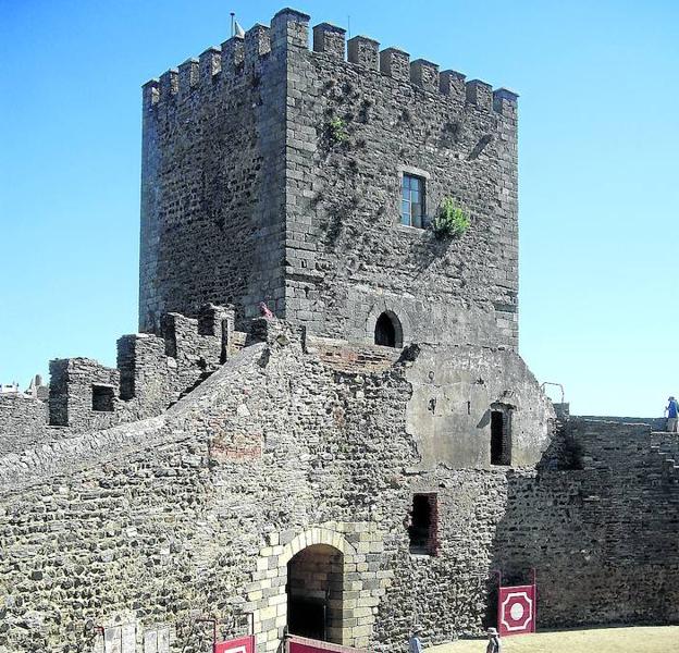 El castillo de Monsaraz acoge una pequeña plaza de toros. 