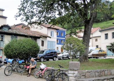 Imagen secundaria 1 - 1. Embalse Valdemurrio. 2. Ciclistas en la plaza de Proaza. 3. Hoces de Valdemurio.