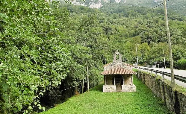 Imagen principal - 1. Ermita de San Mamés 2. Hórreo camino puente San Lorenzo. 3. Calle de la localidad de Barzana.