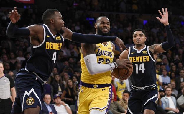 LeBron James, durante el partido contra los Nuggets. 