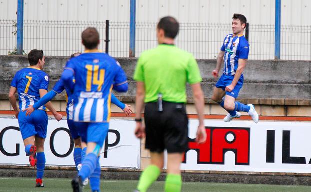 Los jugadores de la 'Cultu' festejan su segundo tanto. 