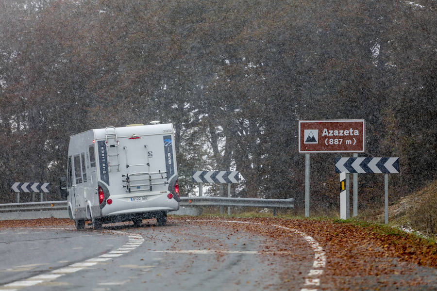 Fotos: El frío llega a Vitoria y la nieve a Álava