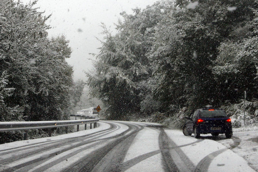 Fotos: El frío llega a Vitoria y la nieve a Álava