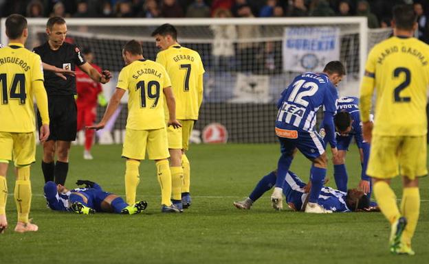 Ximo Navarro y Wakaso, tendidos sobre el césped tras el fatal encontronazo. 