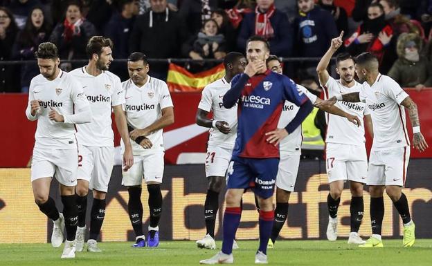 Sarabia celebra uno de sus goles con sus compañeros. 