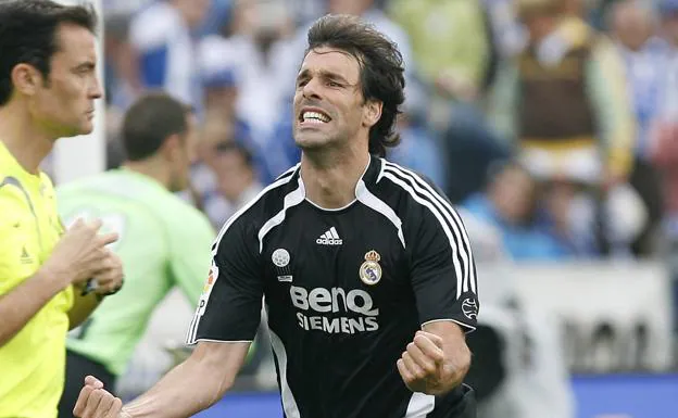 Van Nistelrooy celebra un gol en la temporada 2006/07, cuando el Madrid levantó seis puntos al Barça.