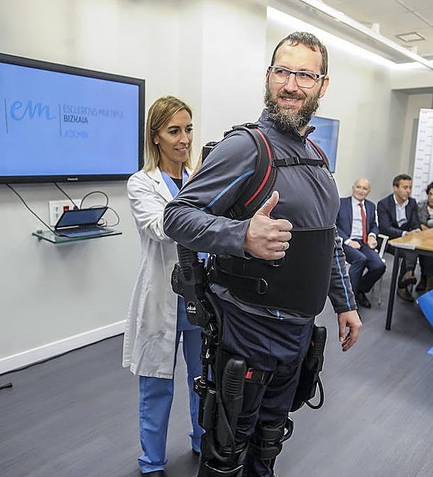 Asier Díez, de pie, durante el ensayo. 