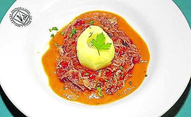 El plato de cerdo, elaborado por los cocineros de esta sociedad. 