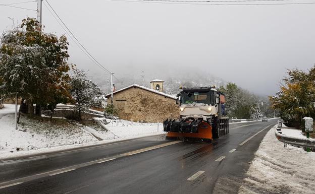 Las máquinas quitanieves velan por la seguridad vial en el puerto de Azáceta.