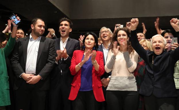 La candidata presidencial Salome Zurabishvili, en el centro, celebra la victoria en la primera vuelta en las elecciones presidenciales en Tbilisi, Georgia.