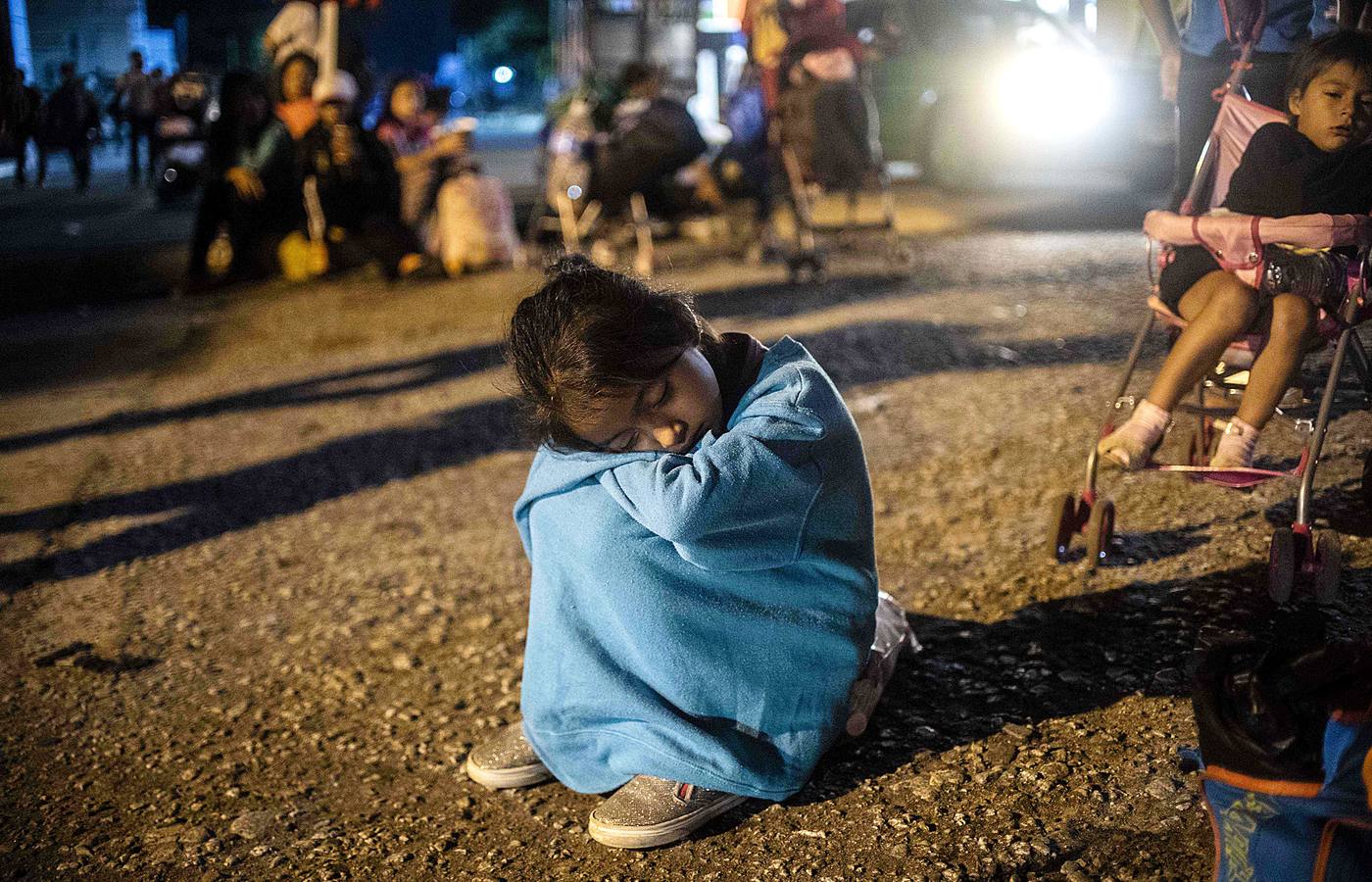 Hace unos días una segunda caravana de migrantes centroamericanos puso rumbo a los Estados Unidos. Con la frontera entre Honduras y Guatemala cerrada, han optado por seguir su camino derribando las barreras. La marcha original, con más de 7.000 personas, continúa su avance hacia el norte de México, donde el presidente Peña Nieto ha enviado a cientos de policías. A pesar de las amenazas de Donald Trump, muchos miles prosiguen su viaje con la intención de alcanzar los Estados Unidos. 