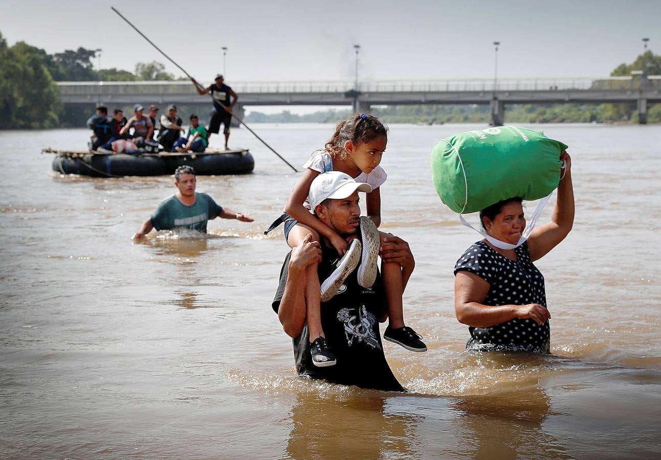 Hace unos días una segunda caravana de migrantes centroamericanos puso rumbo a los Estados Unidos. Con la frontera entre Honduras y Guatemala cerrada, han optado por seguir su camino derribando las barreras. La marcha original, con más de 7.000 personas, continúa su avance hacia el norte de México, donde el presidente Peña Nieto ha enviado a cientos de policías. A pesar de las amenazas de Donald Trump, muchos miles prosiguen su viaje con la intención de alcanzar los Estados Unidos. 