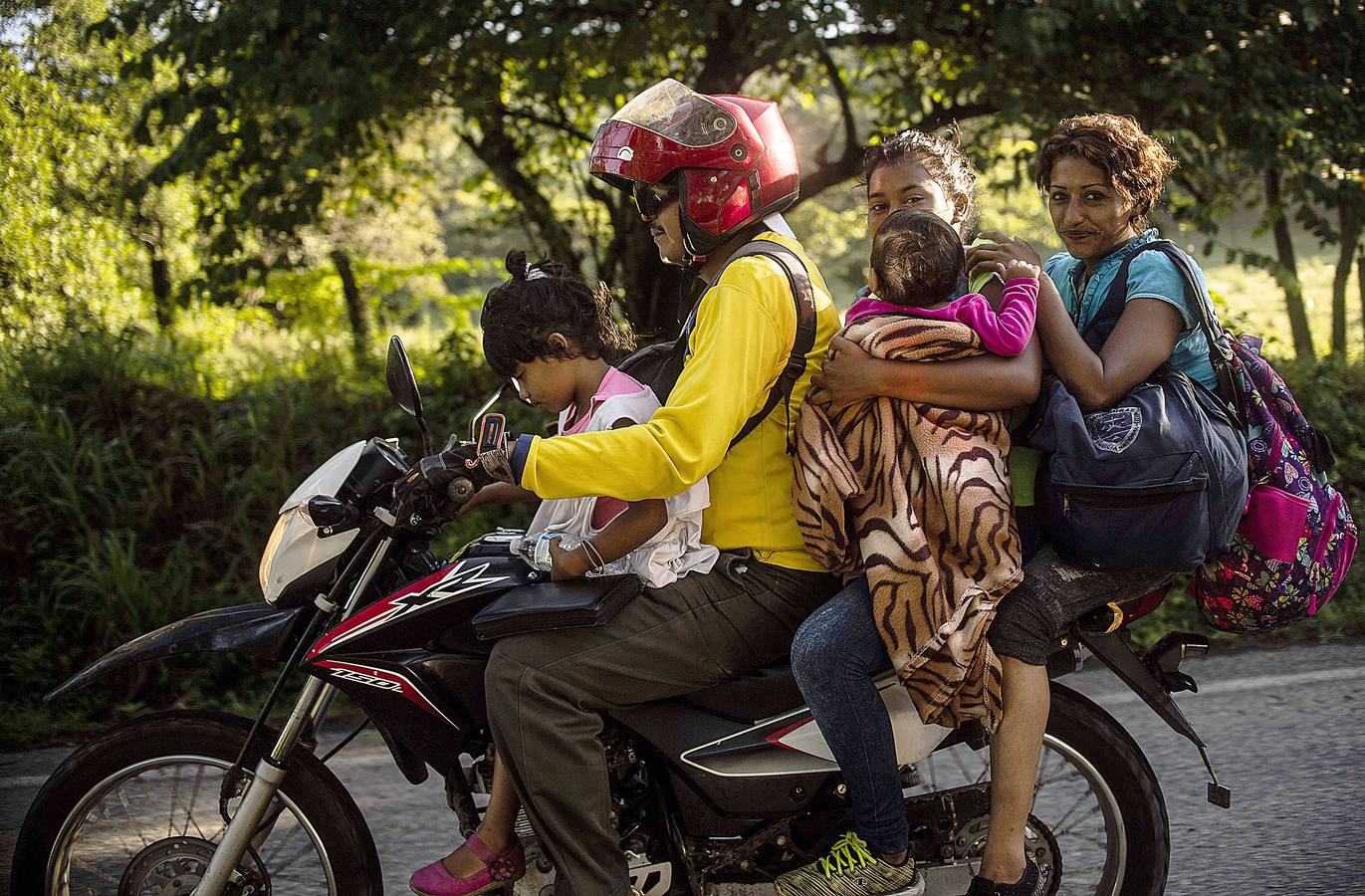 Hace unos días una segunda caravana de migrantes centroamericanos puso rumbo a los Estados Unidos. Con la frontera entre Honduras y Guatemala cerrada, han optado por seguir su camino derribando las barreras. La marcha original, con más de 7.000 personas, continúa su avance hacia el norte de México, donde el presidente Peña Nieto ha enviado a cientos de policías. A pesar de las amenazas de Donald Trump, muchos miles prosiguen su viaje con la intención de alcanzar los Estados Unidos. 