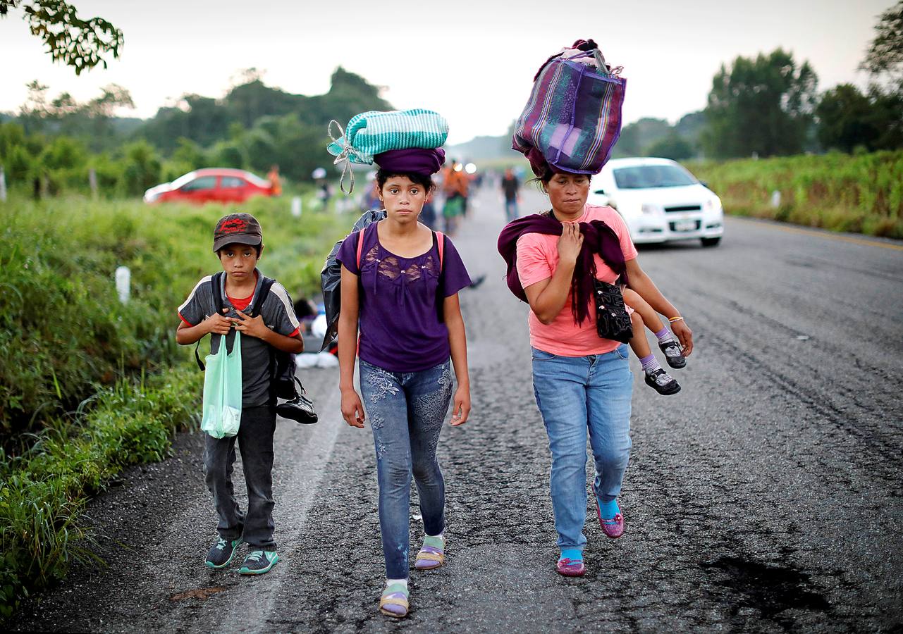 Hace unos días una segunda caravana de migrantes centroamericanos puso rumbo a los Estados Unidos. Con la frontera entre Honduras y Guatemala cerrada, han optado por seguir su camino derribando las barreras. La marcha original, con más de 7.000 personas, continúa su avance hacia el norte de México, donde el presidente Peña Nieto ha enviado a cientos de policías. A pesar de las amenazas de Donald Trump, muchos miles prosiguen su viaje con la intención de alcanzar los Estados Unidos. 