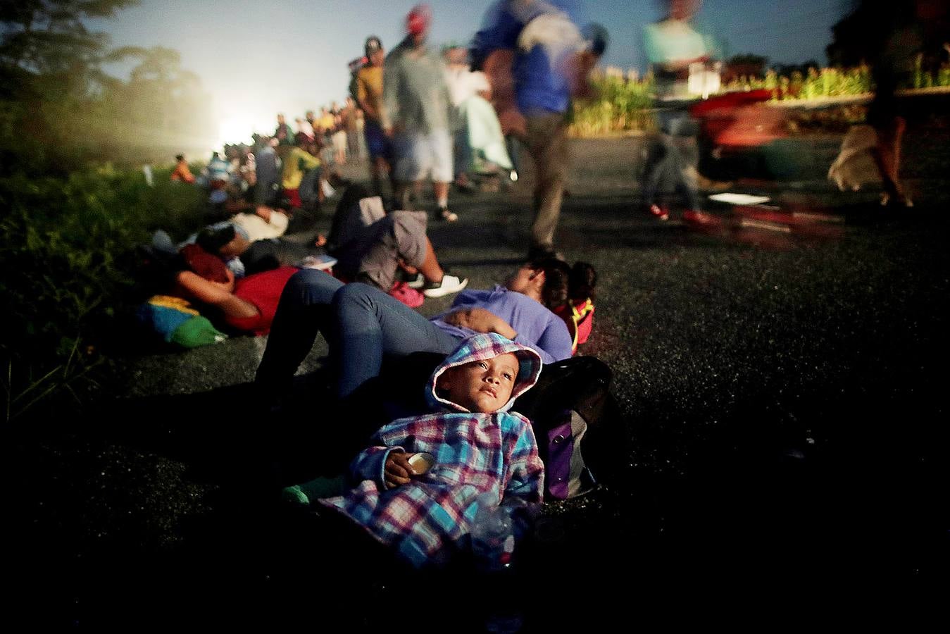 Hace unos días una segunda caravana de migrantes centroamericanos puso rumbo a los Estados Unidos. Con la frontera entre Honduras y Guatemala cerrada, han optado por seguir su camino derribando las barreras. La marcha original, con más de 7.000 personas, continúa su avance hacia el norte de México, donde el presidente Peña Nieto ha enviado a cientos de policías. A pesar de las amenazas de Donald Trump, muchos miles prosiguen su viaje con la intención de alcanzar los Estados Unidos. 