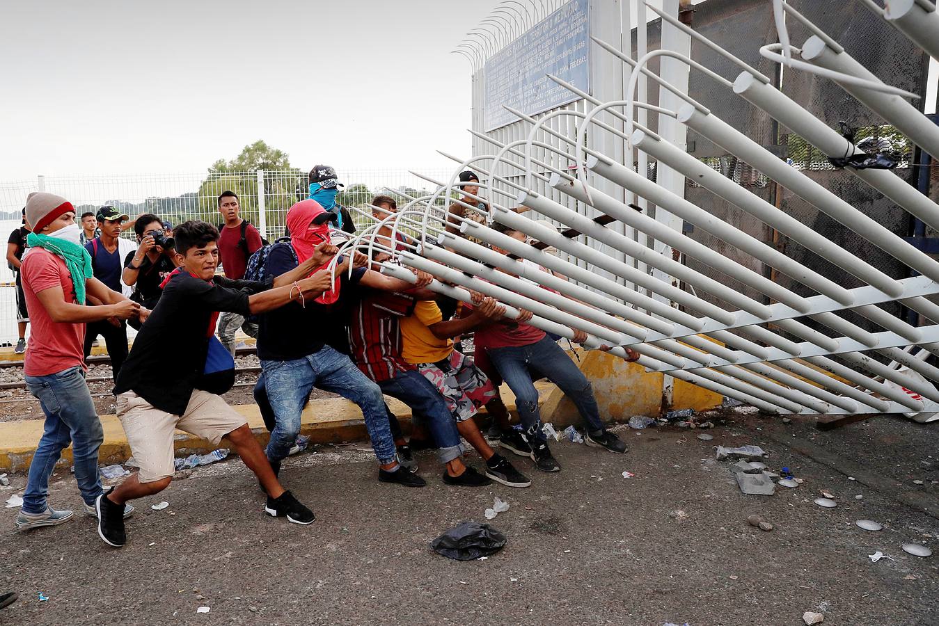 Hace unos días una segunda caravana de migrantes centroamericanos puso rumbo a los Estados Unidos. Con la frontera entre Honduras y Guatemala cerrada, han optado por seguir su camino derribando las barreras. La marcha original, con más de 7.000 personas, continúa su avance hacia el norte de México, donde el presidente Peña Nieto ha enviado a cientos de policías. A pesar de las amenazas de Donald Trump, muchos miles prosiguen su viaje con la intención de alcanzar los Estados Unidos. 