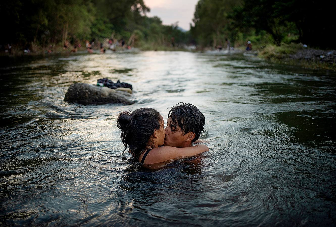 Hace unos días una segunda caravana de migrantes centroamericanos puso rumbo a los Estados Unidos. Con la frontera entre Honduras y Guatemala cerrada, han optado por seguir su camino derribando las barreras. La marcha original, con más de 7.000 personas, continúa su avance hacia el norte de México, donde el presidente Peña Nieto ha enviado a cientos de policías. A pesar de las amenazas de Donald Trump, muchos miles prosiguen su viaje con la intención de alcanzar los Estados Unidos. 