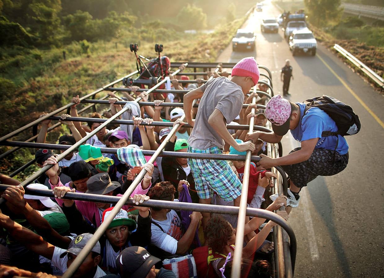 Hace unos días una segunda caravana de migrantes centroamericanos puso rumbo a los Estados Unidos. Con la frontera entre Honduras y Guatemala cerrada, han optado por seguir su camino derribando las barreras. La marcha original, con más de 7.000 personas, continúa su avance hacia el norte de México, donde el presidente Peña Nieto ha enviado a cientos de policías. A pesar de las amenazas de Donald Trump, muchos miles prosiguen su viaje con la intención de alcanzar los Estados Unidos. 