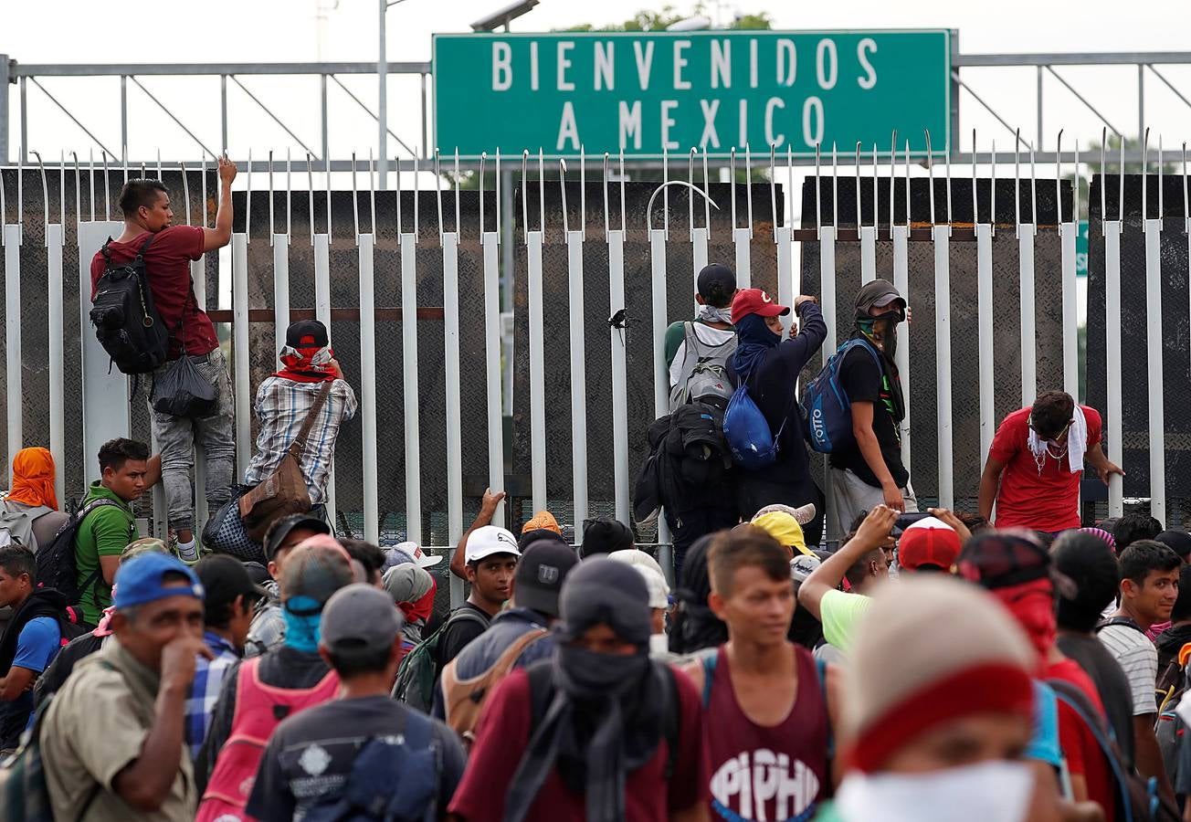 Hace unos días una segunda caravana de migrantes centroamericanos puso rumbo a los Estados Unidos. Con la frontera entre Honduras y Guatemala cerrada, han optado por seguir su camino derribando las barreras. La marcha original, con más de 7.000 personas, continúa su avance hacia el norte de México, donde el presidente Peña Nieto ha enviado a cientos de policías. A pesar de las amenazas de Donald Trump, muchos miles prosiguen su viaje con la intención de alcanzar los Estados Unidos. 