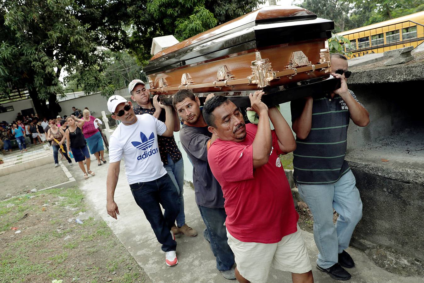 Hace unos días una segunda caravana de migrantes centroamericanos puso rumbo a los Estados Unidos. Con la frontera entre Honduras y Guatemala cerrada, han optado por seguir su camino derribando las barreras. La marcha original, con más de 7.000 personas, continúa su avance hacia el norte de México, donde el presidente Peña Nieto ha enviado a cientos de policías. A pesar de las amenazas de Donald Trump, muchos miles prosiguen su viaje con la intención de alcanzar los Estados Unidos. 