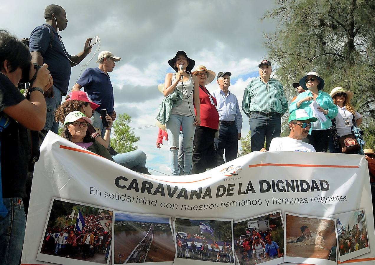 Hace unos días una segunda caravana de migrantes centroamericanos puso rumbo a los Estados Unidos. Con la frontera entre Honduras y Guatemala cerrada, han optado por seguir su camino derribando las barreras. La marcha original, con más de 7.000 personas, continúa su avance hacia el norte de México, donde el presidente Peña Nieto ha enviado a cientos de policías. A pesar de las amenazas de Donald Trump, muchos miles prosiguen su viaje con la intención de alcanzar los Estados Unidos. 