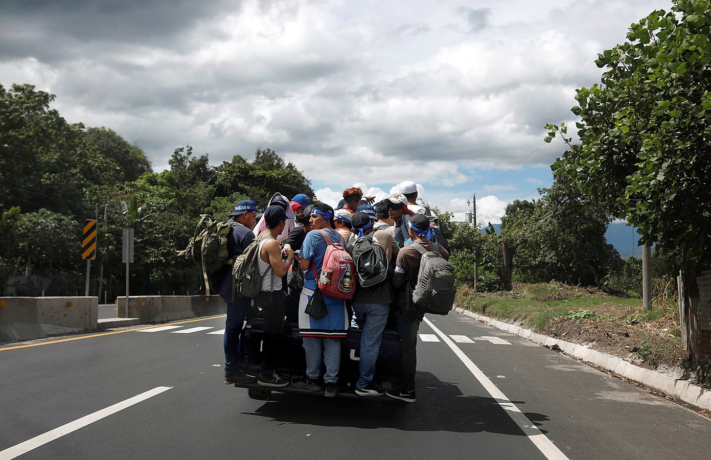 Hace unos días una segunda caravana de migrantes centroamericanos puso rumbo a los Estados Unidos. Con la frontera entre Honduras y Guatemala cerrada, han optado por seguir su camino derribando las barreras. La marcha original, con más de 7.000 personas, continúa su avance hacia el norte de México, donde el presidente Peña Nieto ha enviado a cientos de policías. A pesar de las amenazas de Donald Trump, muchos miles prosiguen su viaje con la intención de alcanzar los Estados Unidos. 