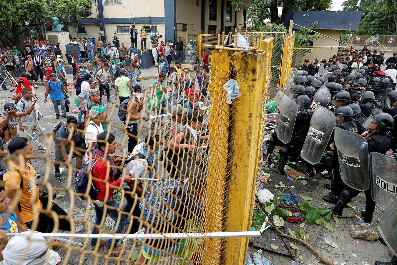 Hace unos días una segunda caravana de migrantes centroamericanos puso rumbo a los Estados Unidos. Con la frontera entre Honduras y Guatemala cerrada, han optado por seguir su camino derribando las barreras. La marcha original, con más de 7.000 personas, continúa su avance hacia el norte de México, donde el presidente Peña Nieto ha enviado a cientos de policías. A pesar de las amenazas de Donald Trump, muchos miles prosiguen su viaje con la intención de alcanzar los Estados Unidos. 