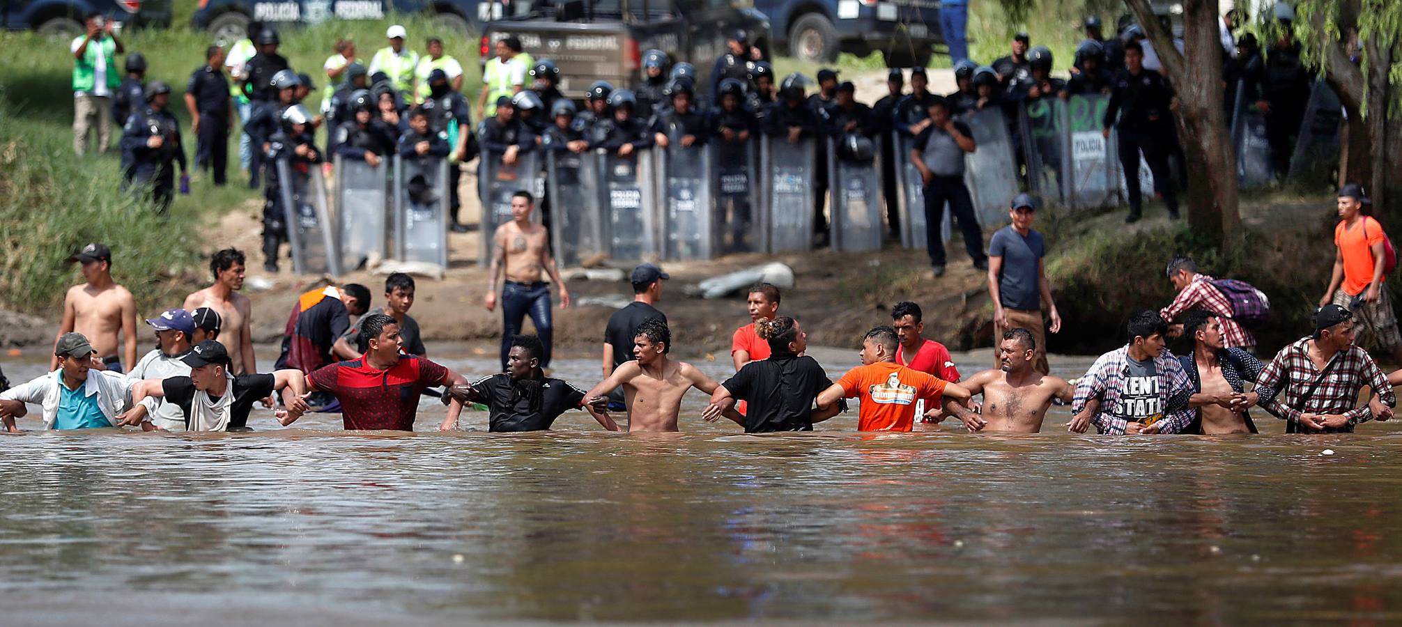 Hace unos días una segunda caravana de migrantes centroamericanos puso rumbo a los Estados Unidos. Con la frontera entre Honduras y Guatemala cerrada, han optado por seguir su camino derribando las barreras. La marcha original, con más de 7.000 personas, continúa su avance hacia el norte de México, donde el presidente Peña Nieto ha enviado a cientos de policías. A pesar de las amenazas de Donald Trump, muchos miles prosiguen su viaje con la intención de alcanzar los Estados Unidos. 