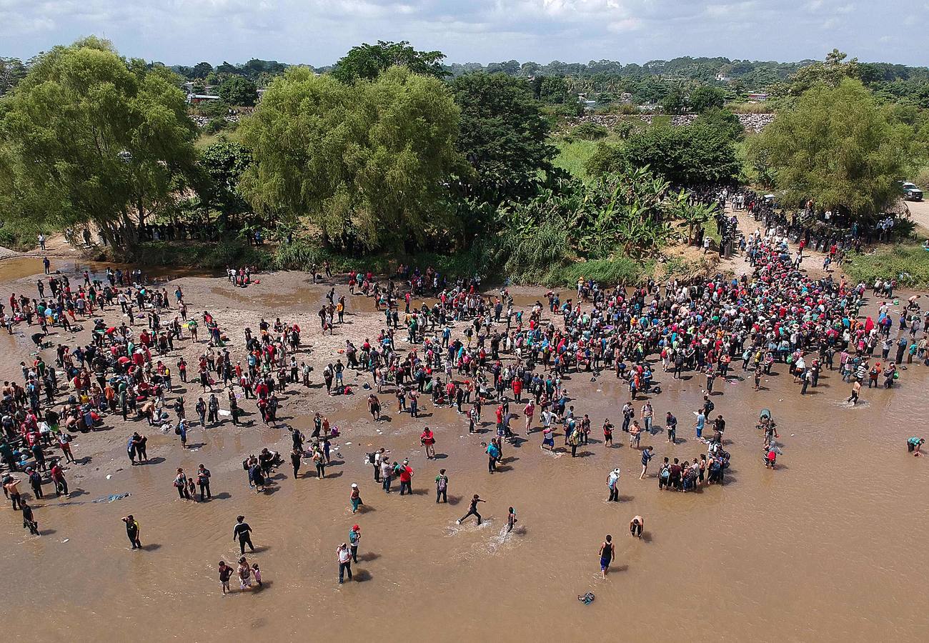 Hace unos días una segunda caravana de migrantes centroamericanos puso rumbo a los Estados Unidos. Con la frontera entre Honduras y Guatemala cerrada, han optado por seguir su camino derribando las barreras. La marcha original, con más de 7.000 personas, continúa su avance hacia el norte de México, donde el presidente Peña Nieto ha enviado a cientos de policías. A pesar de las amenazas de Donald Trump, muchos miles prosiguen su viaje con la intención de alcanzar los Estados Unidos. 