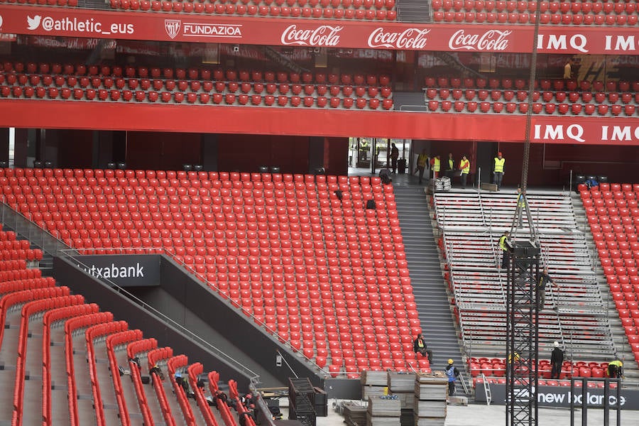 Las grúas han iniciado este martes en la Catedral las labores de montaje del gran escenario en el que actuarán los británicos Muse y sus teloneros