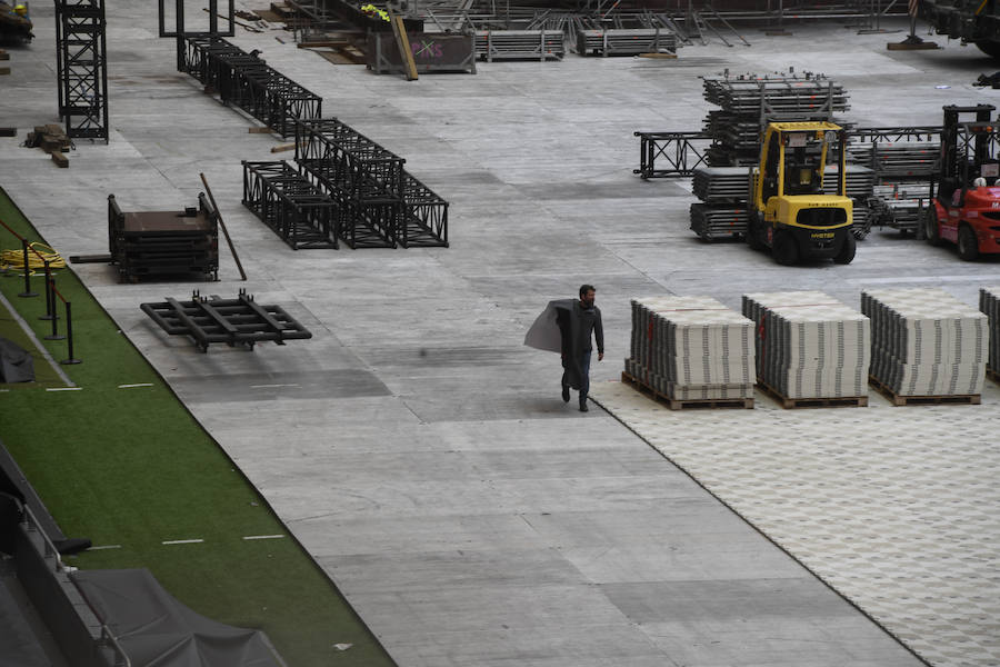 Las grúas han iniciado este martes en la Catedral las labores de montaje del gran escenario en el que actuarán los británicos Muse y sus teloneros