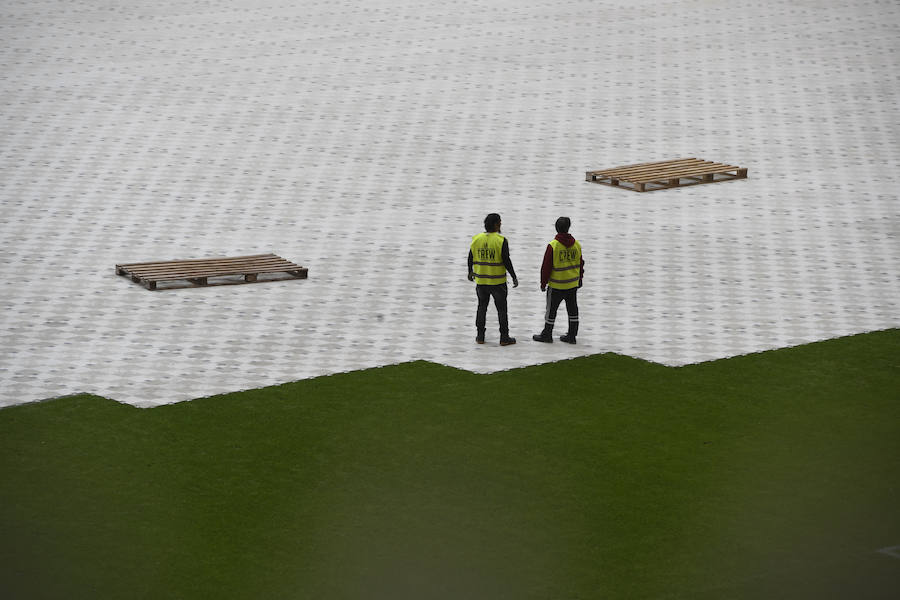 Las grúas han iniciado este martes en la Catedral las labores de montaje del gran escenario en el que actuarán los británicos Muse y sus teloneros