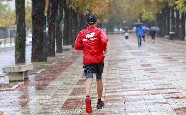 Un hombre corre por la Senda durante un día de temporal.