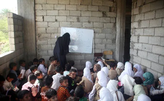 Una de las aulas en casa del maestro yemení.